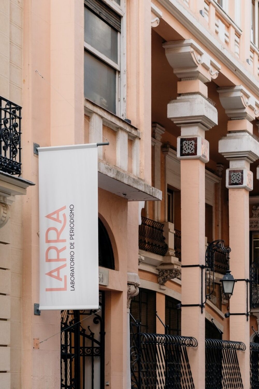 Fachada de la Fundación Diario Madrid con la bandera de Larra