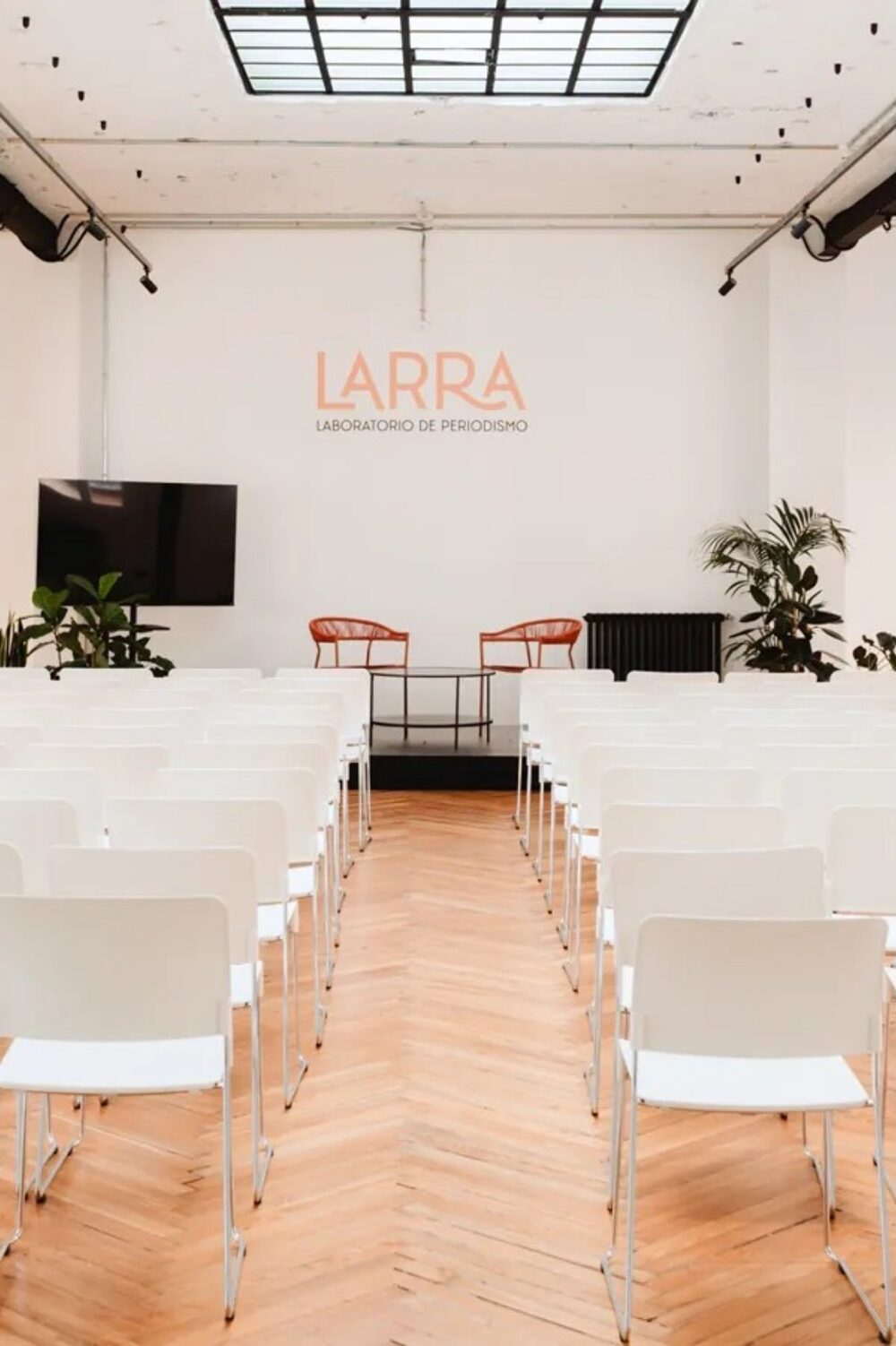 Sala principal de Espacio Larra con sillas y escenario